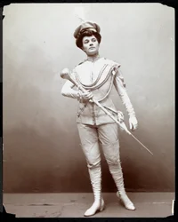 Eine Frau, die eine Banduniform modelliert und einen Taktstock hält, ca. 1898